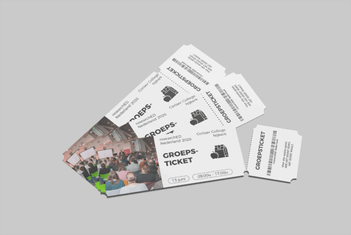 Groep van 3 groepstickets op een grijze achtergrond.