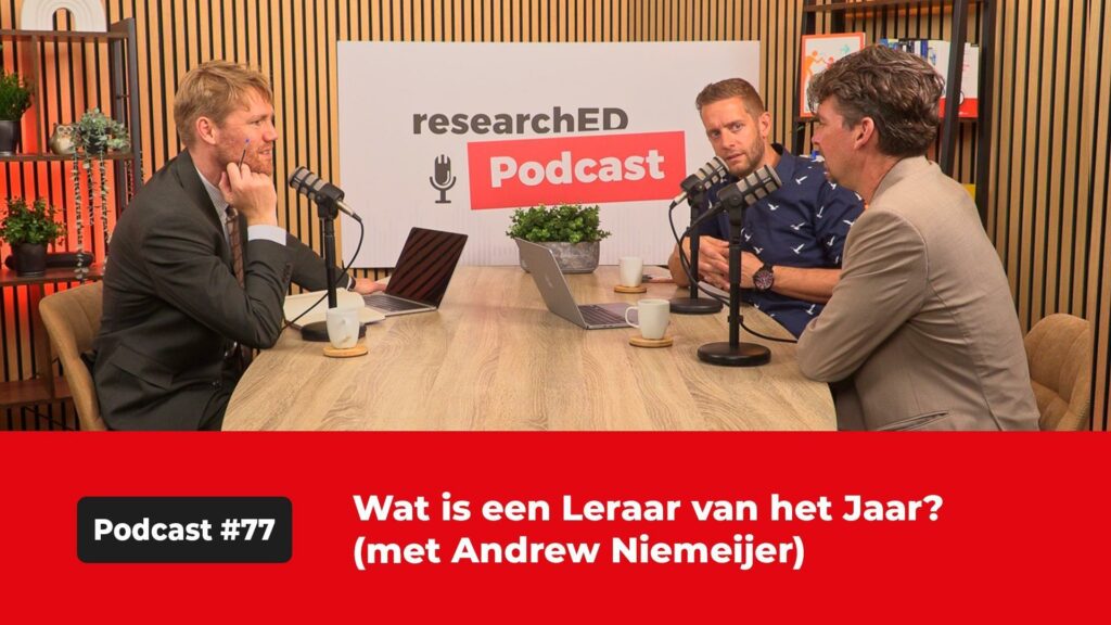 Jan van de Ven, Erik Ex en Andrew Niemeijer aan tafel, in gesprek voor de podcast